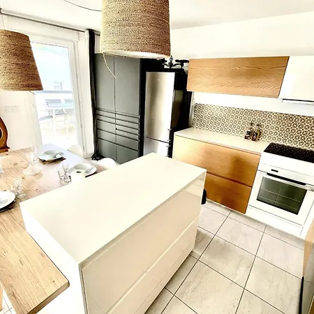 Spacious T3 With Wifi - Terrace And Parking *
