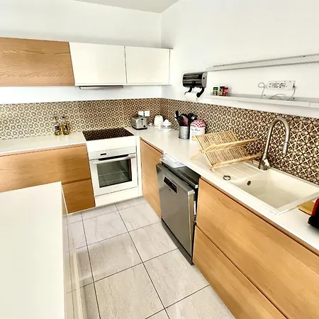 Spacious T3 With Wifi - Terrace And Parking *